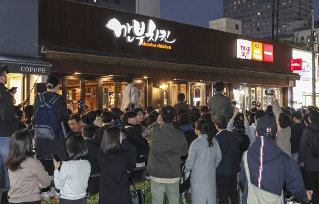 30일 서울 삼성동 인근 깐부치킨에서 이재용 삼성전자 회장, 정의선 현대차그룹 회장, 젠슨 황 엔비디아 CEO가 회동할 것으로 알려지자 상가 앞 도로가 취재진과 시민들로 붐비고 있다. 연합뉴스