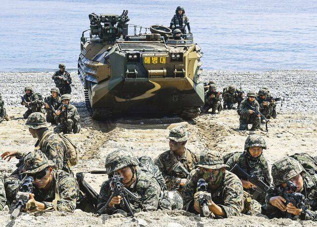 한미 해병대 장병들이 경북 포항 해변에서 해병대연합훈련(KMEP)을 실시하고 있다. KMEP는 한미 해병대의 연합작전 수행 능력 등을 위한 미 해병대의 한반도 전개 훈련 프로그램이다. 사진 제공=해병대사령부