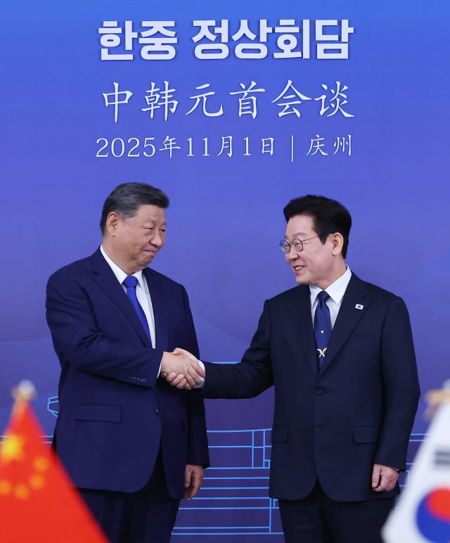 이재명 대통령과 시진핑 중국 국가주석이 1일 경북 국립경주박물관에서 한중 정상회담에 앞서 악수하고 있다. 연합뉴스.