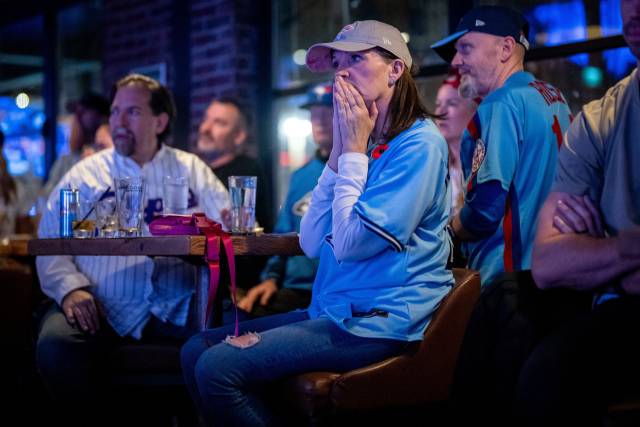 2일 캐나다 밴쿠버의 한 바에서 월드시리즈 7차전을 지켜보다 토론토 블루제이스의 역전패에 충격에 빠진 토론토 팬들. AP연합뉴스