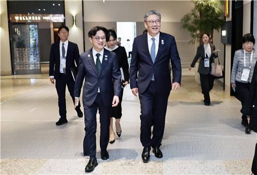 1일 아시아태평양경제협력체(APEC) 정상회의가 열린 경주에서 김정관(왼쪽) 산업통상부 장관과 왕원타오 중국 상무부장이 나란히 걷고 있다. 제공=산업통상자원부