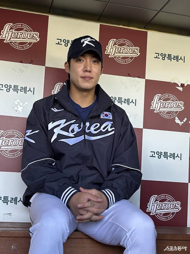 2일 고양국가대표야구훈련장에서 야구국가대표팀이 첫 훈련을 진행했다. 원태인이 훈련을 마친 뒤 취재진과 인터뷰를 하고 있다. 이날 막을 내린 WS MVP 야마모토를 언급한 그는 “투혼을 넘어선 투수”라고 경의를 표했다. 고양｜강산 기자 posterboy@donga.com