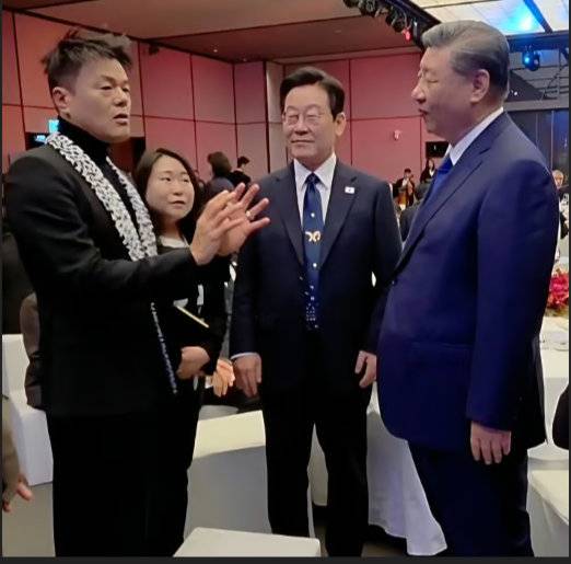 1일 APEC 한중 정상회담 이후 진행된 국빈 만찬에서 이재명 대통령(가운데)과 시진핑 중국 국가주석, 박진영 대중문화교류위원장(왼쪽)이 대화하고 있다. 사진|박진영 SNS 캡처