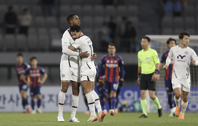 에드가가 2일 수원FC전 후반 인저라타임 동점골을 넣은 뒤 자신의 골을 어시스트한 세징야와 포옹하고 있다. 프로축구연맹 제공