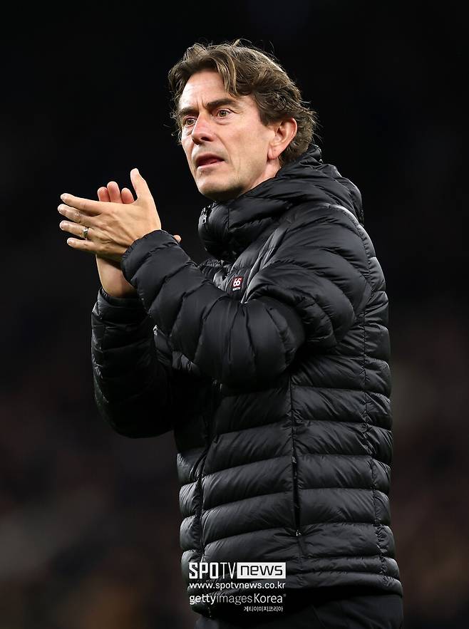 ▲ 토트넘 선수단과 감독의 신뢰가 무너졌다. 축구계에서 감독과 선수단 사이가 틀어지는 것은 종종 있는 일이다. 다만 프랭크 감독은 부임 5개월 만에 선수들에게 무시를 당하는 장면이 나오면서 충격을 주고 있다.