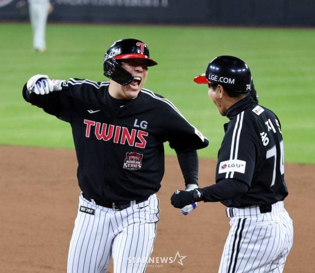 LG 트윈스 외야수 김현수(왼쪽). /사진=강영조 선임기자