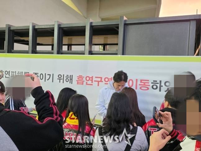 LG 김진성(가운데 흰색 티)이 1일 서울 잠실야구장에서 열린 2025년 한국시리즈 우승 기념 '한국시리즈 통합우승 IN 잠실' 행사에서 팬들에게 둘러싸여 팬서비스를 하고 있다. /사진=김동윤 기자