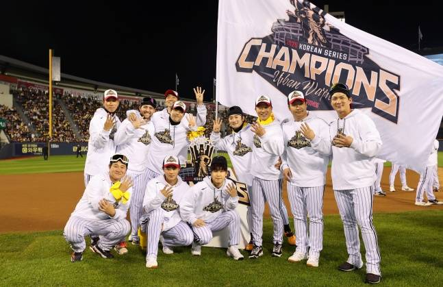 LG 선수단이 1일 서울 잠실야구장에서 열린 2025년 한국시리즈 우승 기념 '한국시리즈 통합우승 IN 잠실' 행사에서 우승 세리머니를 하고 있다. /사진=LG 트윈스 제공