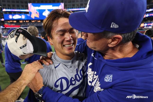 경기 종료 직후 기뻐하는 야마모토(왼쪽). /AFPBBNews=뉴스1