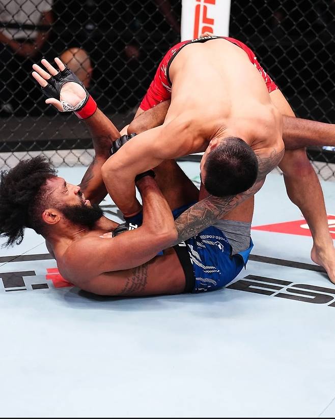 고석현(오른쪽)이 2일(한국시간) 미국 네바다주 라스베이거스 UFC 에이펙스에서 열린 'UFC 파이트 나이트: 가르시아 vs 오나마' 언더카드 웰터급(77.1㎏) 경기 중 필 로를 그라운드에 내다꽂고 있다. /사진=UFC 코리아 공식 사회관계망서비스(SNS)