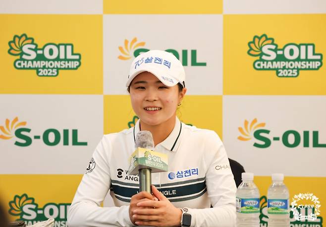 고지원이 31일 제주 제주시 엘리시안 제주 컨트리클럽(파72)에서 열린 한국여자프로골프(KLPGA) 투어 S-OIL 챔피언십(총상금 10억 원) 2라운드가 끝난 뒤 취재진의 질문에 답하고 있다. /사진=KLPGA 제공