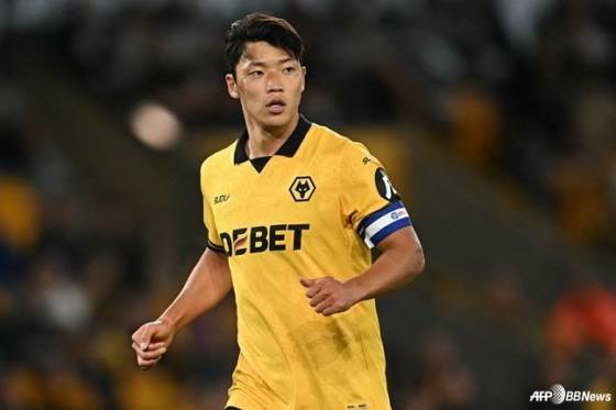 지난 8월 웨스트햄 유나이티드와 잉글랜드리그컵(EFL컵) 경기에서 울버햄튼 원더러스 주장 완장을 찬 황희찬. /AFPBBNews=뉴스1