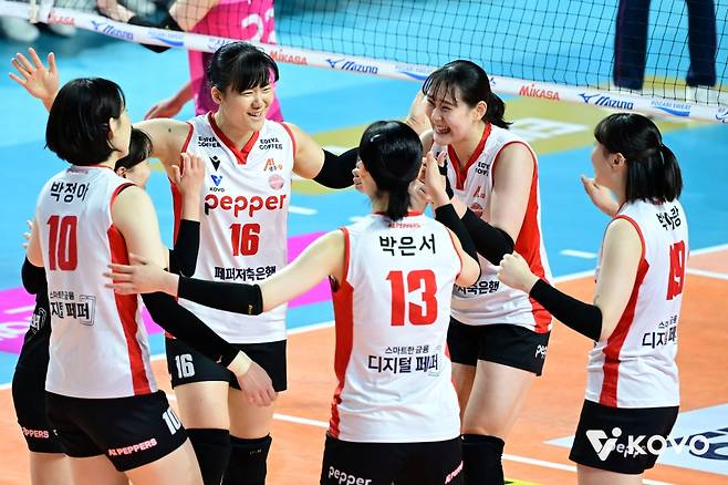 2일 오후 인천삼산월드체육관에서 열린 '진에어 2025-2025 V-리그' 여자부 1라운드 흥국생명과 페퍼저축은행의 경기, 페퍼저축은행 선수들이 득점 후 기뻐하고 있다. KOVO