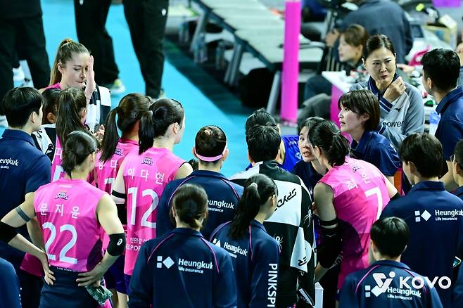 2일 오후 인천삼산월드체육관에서 열린 '진에어 2025-2025 V-리그' 여자부 1라운드 흥국생명과 페퍼저축은행의 경기, 요시하라 흥국생명 감독이 선수들에게 작전을 지시하고 있다. KOVO