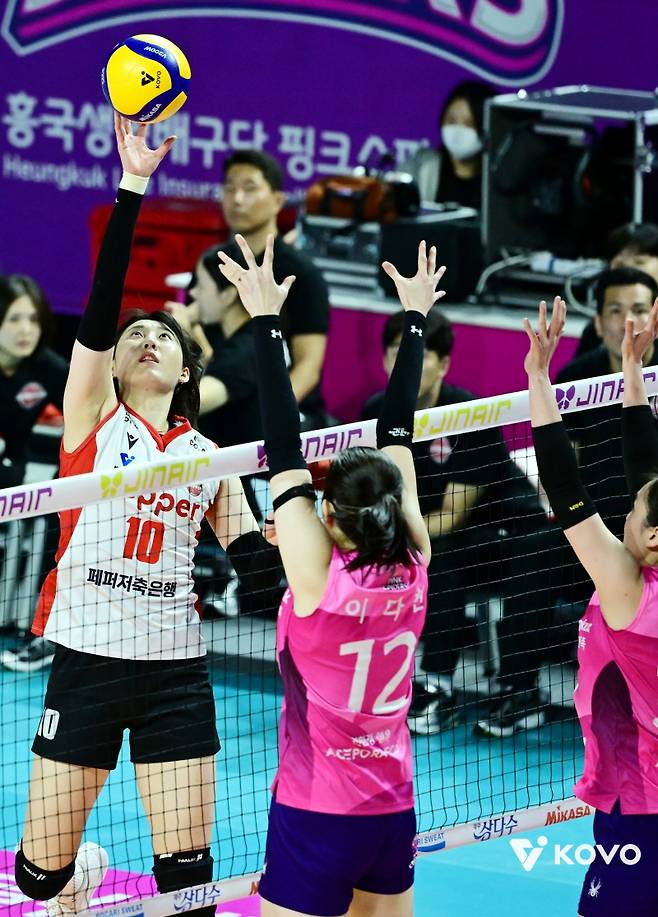 2일 오후 인천삼산월드체육관에서 열린 '진에어 2025-2025 V-리그' 여자부 1라운드 흥국생명과 페퍼저축은행의 경기, 페퍼저축은행 박정아가 공격을 시도하고 있다. KOVO