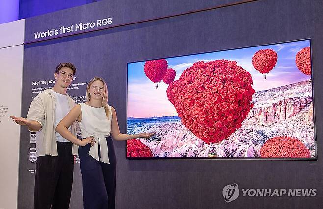 삼성전자, IFA 2025서 'AI 홈' 선보여 (서울=연합뉴스) 삼성전자가 오는 5일부터 9일까지 독일 베를린에서 열리는 유럽 최대 전시회 'IFA 2025'에 참가한다고 4일 밝혔다. 모델들이 115형 마이크로 RGB TV를 소개하고 있다. 2025.9.4 [삼성전자 제공. 재판매 및 DB 금지] photo@yna.co.kr