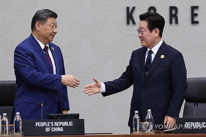 이재명 대통령, 중국 시진핑 주석에게 APEC 의장국 지위 인계 (경주=연합뉴스) 특별취재단 = 이재명 대통령(오른쪽)이 1일 경주화백컨벤션센터(HICO)에서 열린 2025 아시아태평양경제협력체(APEC) 정상회의 의장국 인계식에서 2026 APEC 의장국인 중국의 시진핑 국가주석에게 의장직 지위를 넘기며 악수하고 있다. 2025.11.1 photo@yna.co.kr