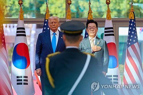 경주에서 다시 만난 한미 정상     (서울=연합뉴스) 대통령실은 이재명 대통령이 29일 경북 경주박물관에서 열린 도널드 트럼프 미국 대통령 공식 환영행사에 참석한 모습을 30일 SNS에 공개했다. 2025.10.30 [이재명 대통령 SNS. 재판매 및 DB 금지]
    photo@yna.co.kr
(끝)