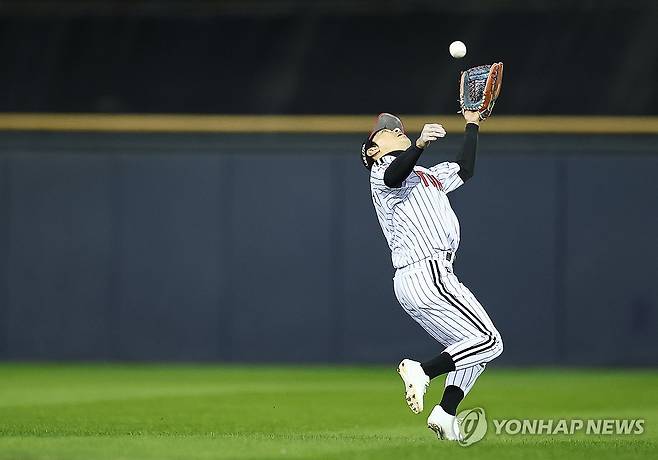 신민재 ‘호수비’ (서울=연합뉴스) 윤동진 기자 = 27일 서울 잠실야구장에서 열린 2025 프로야구 한국시리즈 한화 이글스 대 LG 트윈스 2차전. 4회 초 1사 만루 때 LG 신민재가 호수비를 하고 있다. 2025.10.27 mon@yna.co.kr