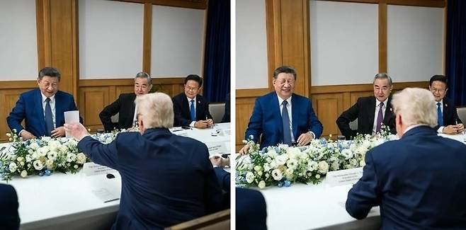 도널드 트럼프 미국 대통령이 내민 종이를 보고 시진핑 중국 국가주석이 웃는 모습 [미국 백악관 웹사이트 공개 사진. DB 및 재판매 금지. 재판매 및 DB금지]