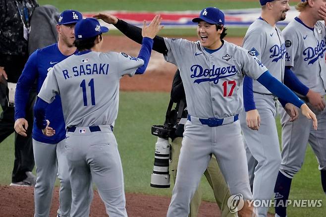 우승을 자축하는 사사키(왼쪽)와 오타니 [AP=연합뉴스]