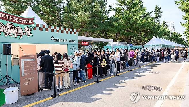 기다려도 맛봐야 하는 별의별 강릉커피 (강릉=연합뉴스) 제17회 강릉커피축제 마지막 날인 2일 강릉커피거리 일원에서 시민과 관광객들이 별의별 강릉커피를 맛보기 위해 길게 줄을 선 채 차례를 기다리고 있다. 2025.11.2 [강릉시 제공. 재판매 및 DB 금지] yoo21@yna.co.kr