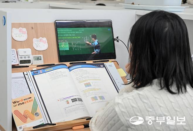 26학년도 대학수학능력시험을 열흘 앞둔 3일 오후 수원시 팔달구 한 대학입시 학원에서 수험생들이 자율학습을 하고 있다. 임채운기자