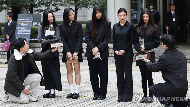 어도어 활동금지 가처분에 직접 법정에 출석한 뉴진스 멤버들 2025.10.30 [사진=연합뉴스]