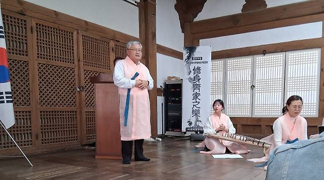 인사말하는 김선도 회장