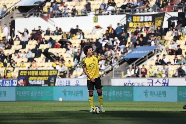 지난 2일 성남FC와의 홈경기에서 프리킥을 준비하는 발비디아. 전남드래곤즈 제공