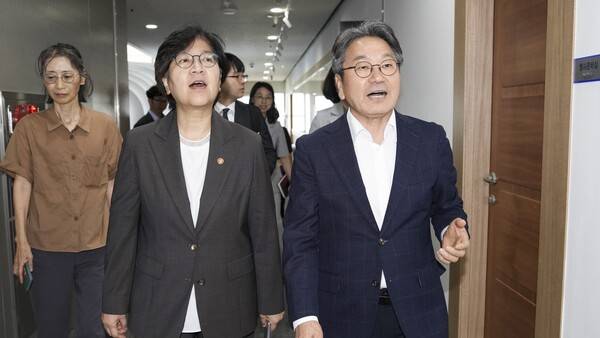 강기정(오른쪽) 광주광역시장이 8월 6일 '광주다움 통합돌봄' 정책 현장간담회 참석을 위해 시청을 방문한 정은경 보건복지부 장관과 함께 회의실로 이동하고 있다. 광주광역시 제공