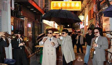 광주 동구는 최근 충장로안길 5-2 일원에서 '홍콩 골목' 개장식을 개최했다. 사진은 임택 동구청장과 참여자들이 밴드연주에 맞춰 입장 퍼포먼스를 하고 있는 모습. /동구 제공