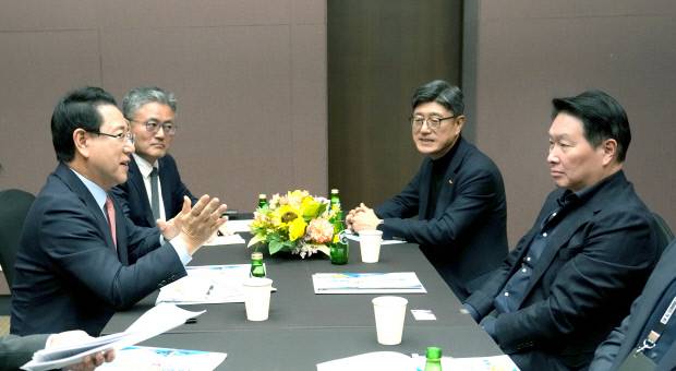 김영록 전남도지사가 3일 서울 코엑스 오픈미팅룸에서 SK그룹 최태원회장과 면담을 갖고 ‘오픈AI AI데이터센터’ 등과 관련해 투자협의를 하고 있다. 
 <전남도 제공>