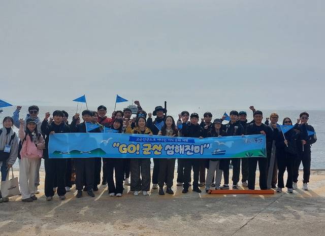 지난 30일과 31일 1박 2일 일정으로 진행된 ‘GO! 군산 섬해진미 말도편’참가자들/사진=이환규 기자