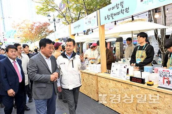 ▲ 김영길 중구청장과 박성민 국회의원, 박경흠 중구의장, 이성룡 울산시의회 의장 등이 성남동 커피페스티벌 현장을 둘러보고 있다. 울산 중구청 제공