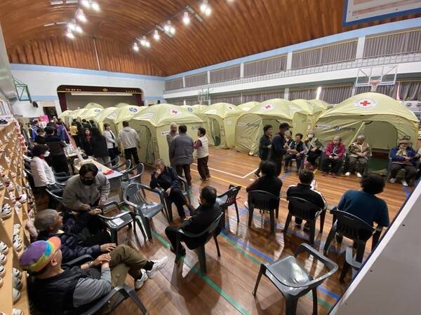 지난 3월 산불 현장에서 몸을 피한 산청 주민들이 대피소에서 생활하고 있다. /산청군