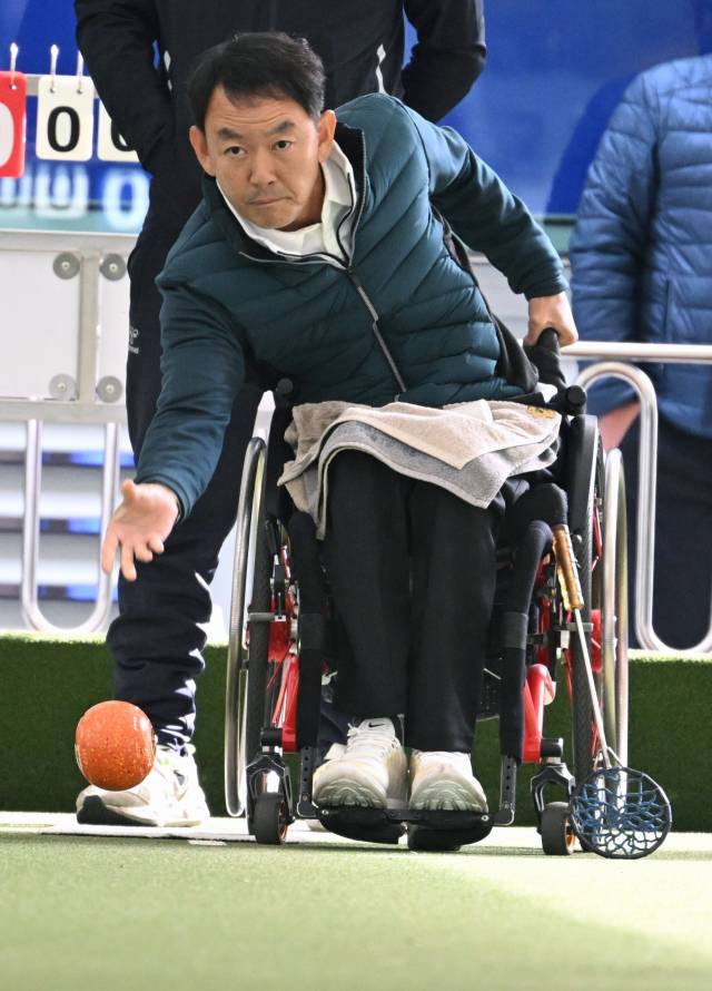 경남 서대윤이 3일 오후 부산시 사직론볼장에서 열린 전국장애인체육대회 론볼 남자 복식 B6 경기에서 론볼을 굴리고 있다./김승권 기자/
