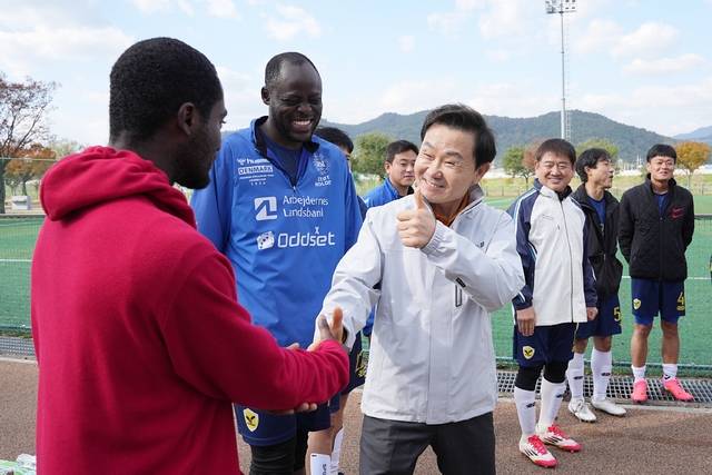 이남철 고령군수가 외국인 선수에게 따봉을 발사하며 격려하고 있다. 고령군 제공