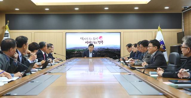 주낙영 경주시장(가운데)이 3일 간부회의를 열어 '포스트 APEC'에 대한 전략을 마련하고 있다. 경주시 제공