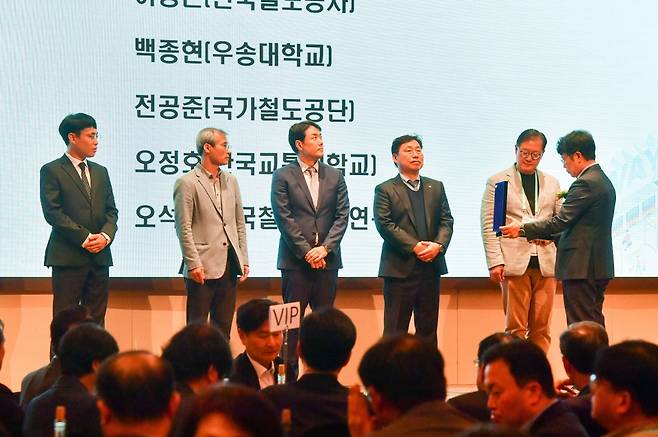 김재문 한국철도학회장이 지난달 30일 제주에서 열린 '2025 한국철도학회 정기총회 및 추계학술대회'에서 시상을 하고 있다. 고봉수 기자