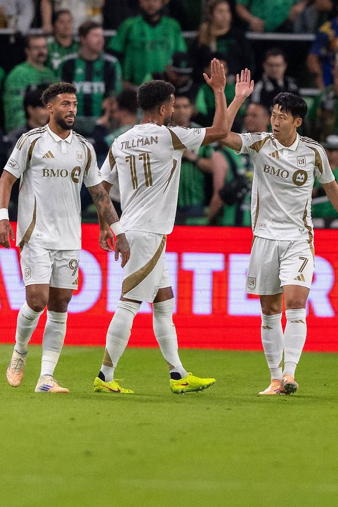 LAFC 손흥민이 골을 성공시킨 뒤 팀동료와 하이파이브를 나누고 있다. 사진=AP PHOTO