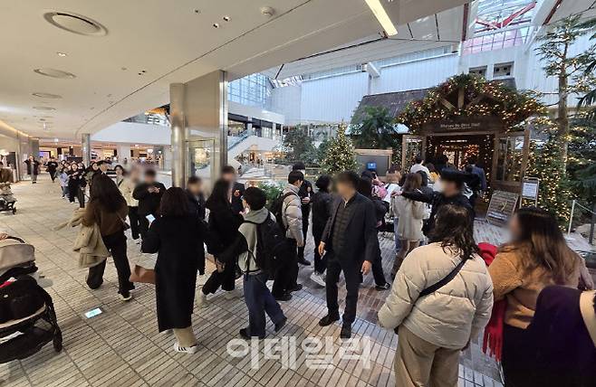 오전 10시 반 더현대 서울 매장이 열자마자 길게 늘어선 사운즈 포레스트 입장 대기 줄. (사진=한전진 기자)