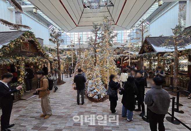 각 공방 앞마다 대기줄이 이어지는 크리스마스 테마존의 모습 (사진=한전진 기자)