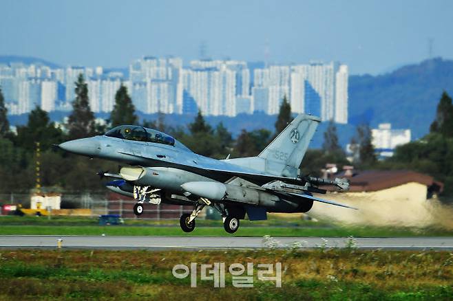진영승 합참의장이 탑승한 우리 KF-16전투기가 이륙하고 있다. (사진=합참)