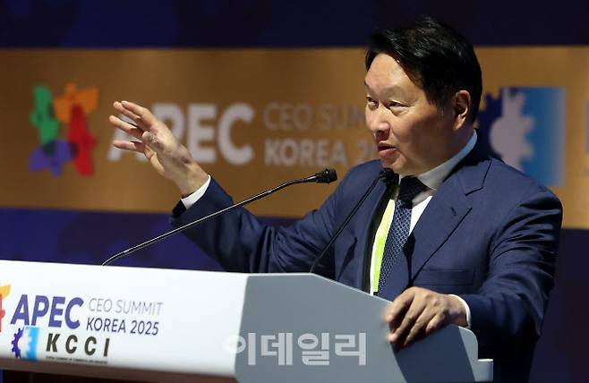 최태원 대한상공회의소 회장(SK그룹 회장)이 31일 경북 경주예술의전당에서 열린 APEC CEO 서밋 폐회식에서 폐회사를 하고 있다. (사진=노진환 기자)