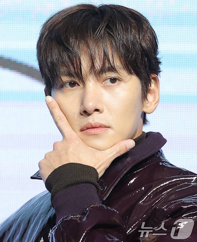 배우 지창욱이 3일 오전 서울 영등포구 콘래드 서울 호텔에서 열린 디즈니+ 오리지널 시리즈 ‘조각도시’(각본 오상호/연출 박신우) 제작발표회에서 포즈를 취하고 있다. ‘조각도시’는 평범한 삶을 살던 태중(지창욱 분)이 어느 날 억울하게 흉악한 범죄에 휘말려 감옥에 가게 되고, 모든 것은 요한(도경수 분)에 의해 계획되었다는 것을 알게 되면서 그를 향한 복수를 실행하는 액션 드라마다. 2025.11.3/뉴스1 ⓒ News1 권현진 기자