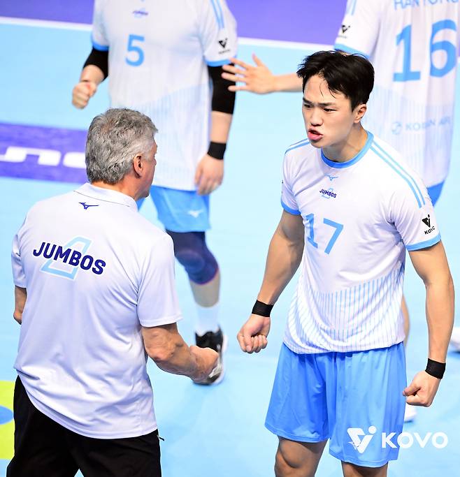 전역 후 첫 경기에서 신임 사령탑 헤난 감독에게 제대로 눈도장을 찍은 임동혁(오른쪽). (KOVO 제공)