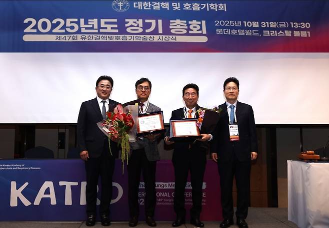 좌측부터 유한양행 유재천 부사장, 삼성서울병원 정만표 교수, 칠곡경북대학교병원 박재용 교수, 대한결핵 및 호흡기학회 안중현 회장. (유한양행 제공)