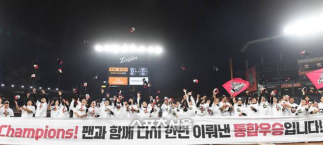LG 선수들이 31일 대전 한화생명볼파크에서 열린 2025 KBO리그 한화와의 한국시리즈 5차전에서 승리하며 우승을 차지한 뒤 팬들 앞에서 세리머니를 하고 있다. 사진 | 박진업 기자 upandup@sportsseoul.com