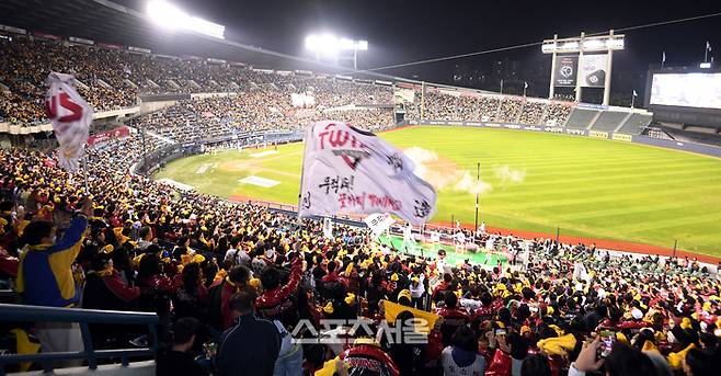 LG 팬들이 1일 서울 잠실구장에서 열린 ‘한국시리즈 통합우승 IN 잠실’ 행사에서 응원을 하고 있다. 사진 | 최승섭기자 thunder@sportsseoul.com